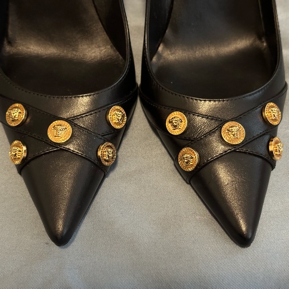 Versace Black Leather Pointed Toe Pumps with Medusa Medallions, size 36 - Picture 5 of 9